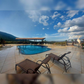 Casa duplex em condomínio de alto padrão , localizado em escarpas do lago Capitólio MG
